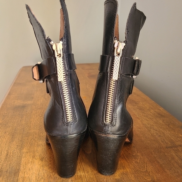 DONALD J Pliner Sarje Ankle Boots - Picture 8 of 16